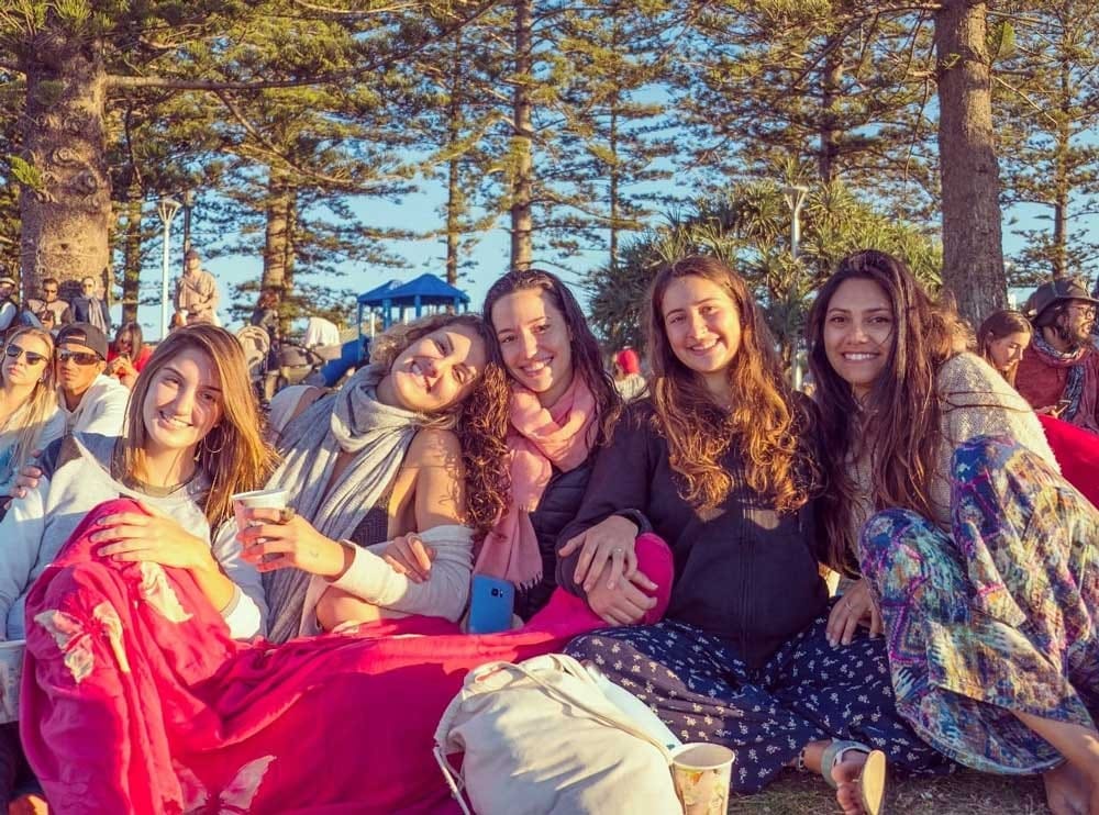 grupo de chicas sonrientes mirando a cámara